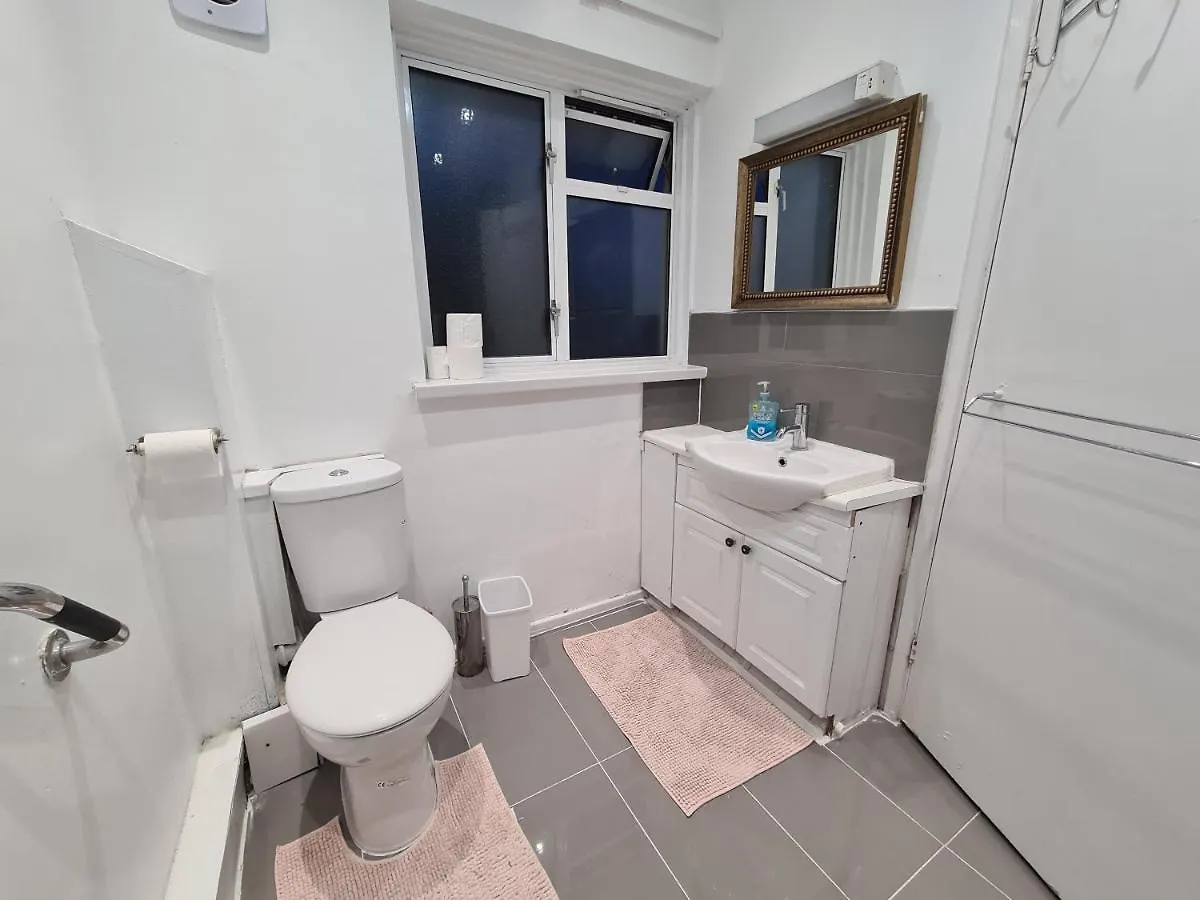 웨스트드레이톤 Amazing 5 Bed House In Heathrow 아파트
