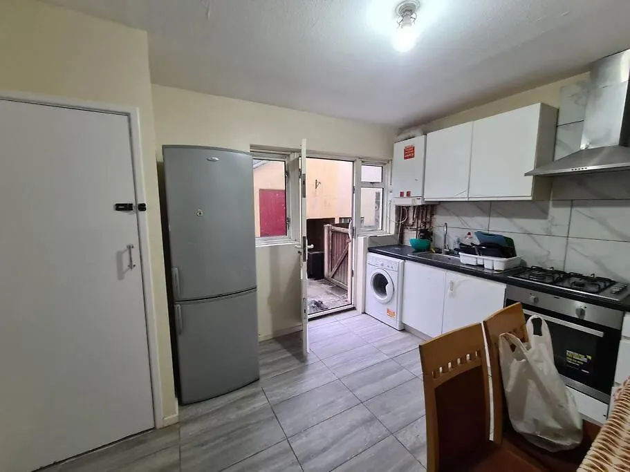 Amazing 5 Bed House In Heathrow Apartamento West Drayton