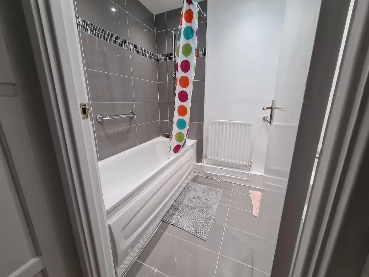 Amazing 5 Bed House In Heathrow Apartamento West Drayton  West Drayton (Middlesex)