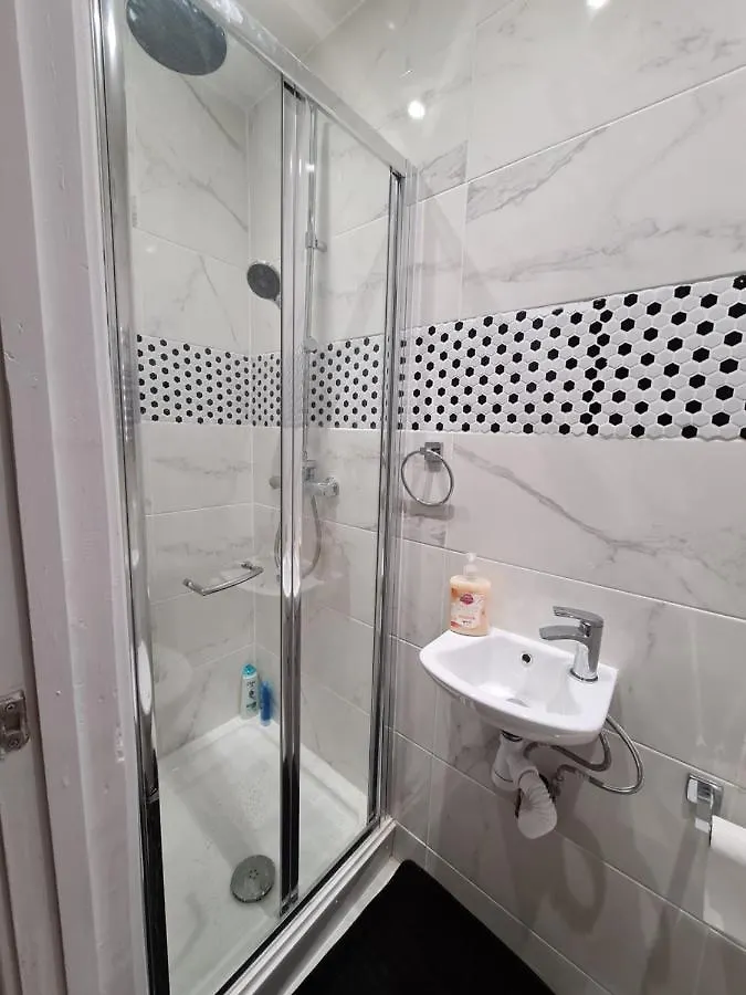 Amazing 5 Bed House In Heathrow Apartamento West Drayton  Reino Unido