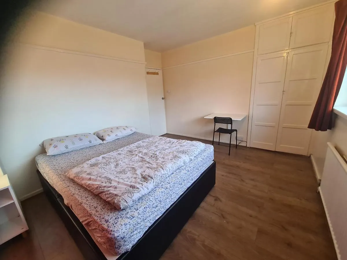 Amazing 5 Bed House In Heathrow Apartamento West Drayton