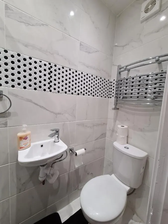 Amazing 5 Bed House In Heathrow Apartamento West Drayton  Reino Unido